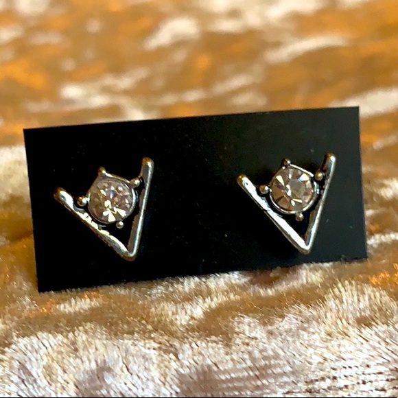 NEW 💗 V-shaped Bling Silver Stud earrings - Picture 7 of 9